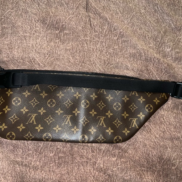 Barely used Authentic,  Louis Vuitton Men’s Christopher belt bag. - Picture 3 of 8